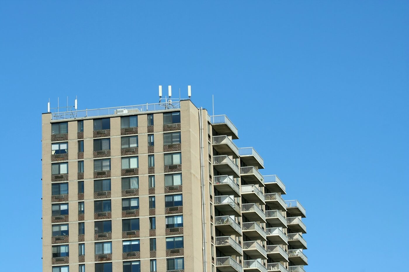 hi-rise-apartment-building-P4CKBXY.jpg