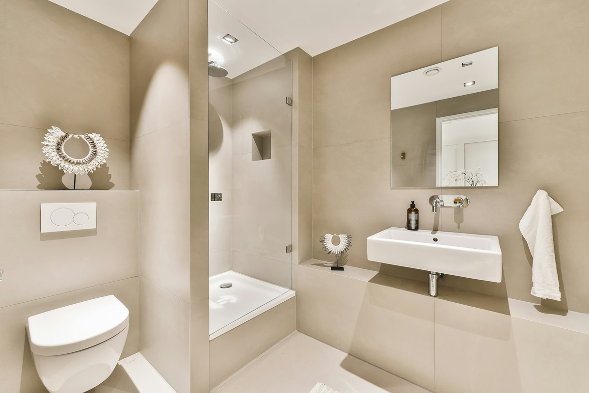 interior-of-white-modern-bathroom-in-apartment-7FMR84J.jpg