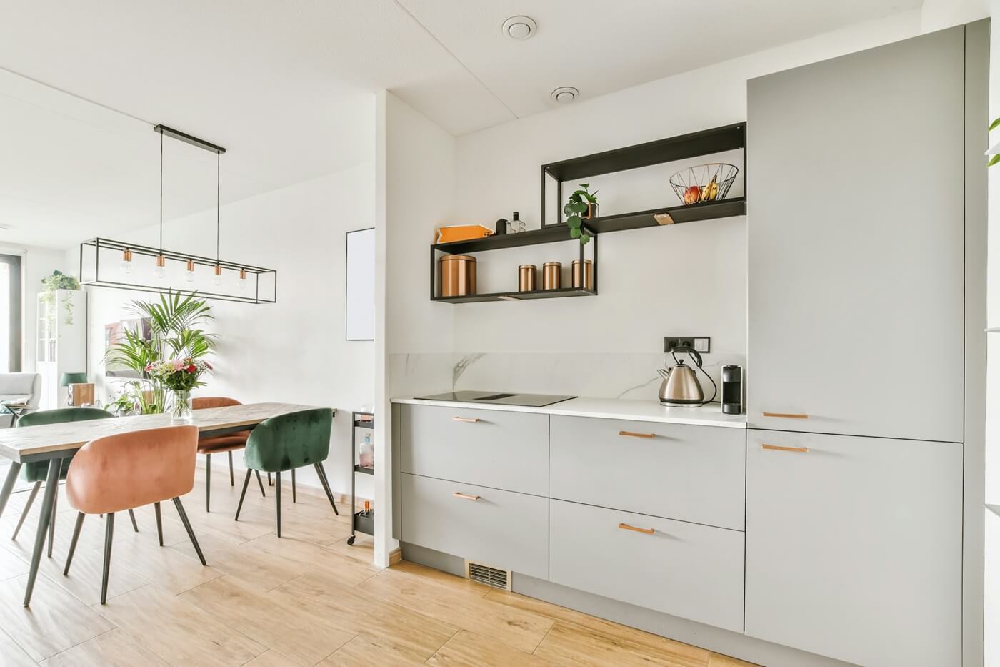 stunning-kitchen-with-gray-kitchen-unit-BKDKLLQ.jpg